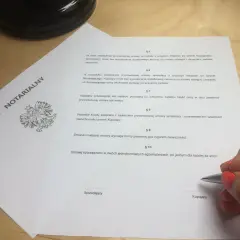 Wzór umowy przedwstępnej bez notariusza. Dokument zawiera paragrafy dotyczące sprzedaży, zadatku i kosztów.