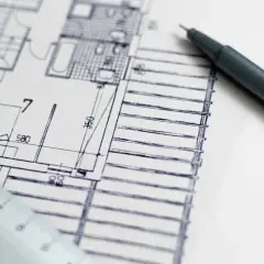 Rysunek techniczny, linijka i długopis. Plan mieszkania, który może posłużyć do ustalenia rzeczoznawca budowlany cennik.