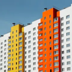 Kolorowy blok mieszkalny. Spółdzielnia mieszkaniowa dba o obowiązki wobec lokatorów, zapewniając im komfortowe warunki.