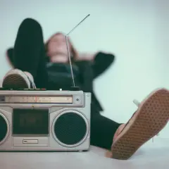 Jak głośno można słuchać muzyki w bloku bez zakłócania spokoju?