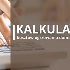 Dłoń z długopisem na kalkulatorze, stos monet i tekst "Kalkulator kosztów ogrzewania domu i wody". Dowiedz się, jak obliczyć zużycie ciepła w mieszkaniu.