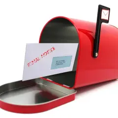 Czerwona skrzynka pocztowa z listem "FINAL NOTICE" - wezwanie do opuszczenia lokalu.