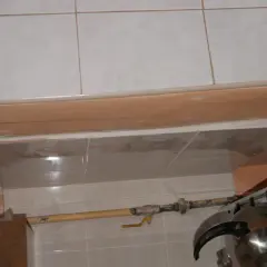 Instalacja gazowa przy kuchence. Pytanie, czy rury gazowe można zabudować, jest kluczowe dla estetyki i bezpieczeństwa.