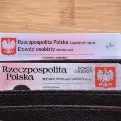 Dwa polskie dowody osobiste w portfelu. Czy istnieje obowiązek meldunkowy? Dowody potwierdzają tożsamość.