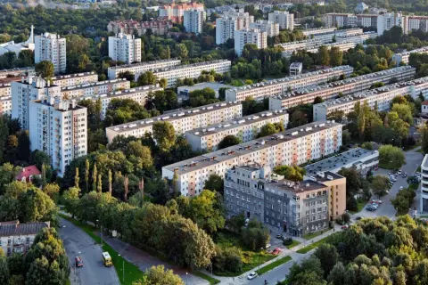Osiedle bloków mieszkalnych z zielenią. Pytanie: czy mieszkanie spółdzielcze własnościowe można sprzedać?