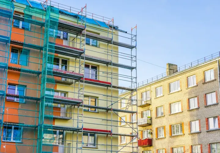 Remontowane bloki mieszkalne z rusztowaniami. Czy balkon to część wspólna? Na jednym z nich widać nawet pranie.