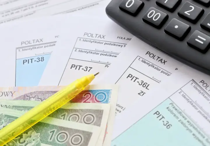 Złotówki, kalkulator i formularze PIT-37, PIT-38, PIT-36L – wszystko, co potrzebne, by dowiedzieć się, jak zapłacić podatek za wynajem mieszkania.