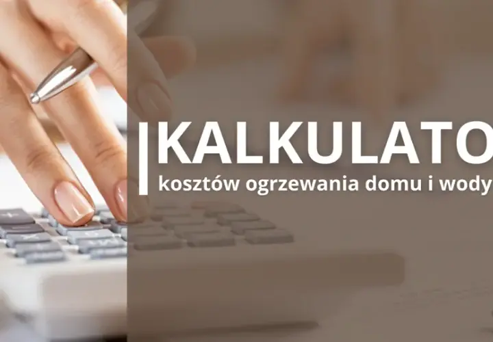 Dłoń z długopisem na kalkulatorze, stos monet i tekst "Kalkulator kosztów ogrzewania domu i wody". Dowiedz się, jak obliczyć zużycie ciepła w mieszkaniu.