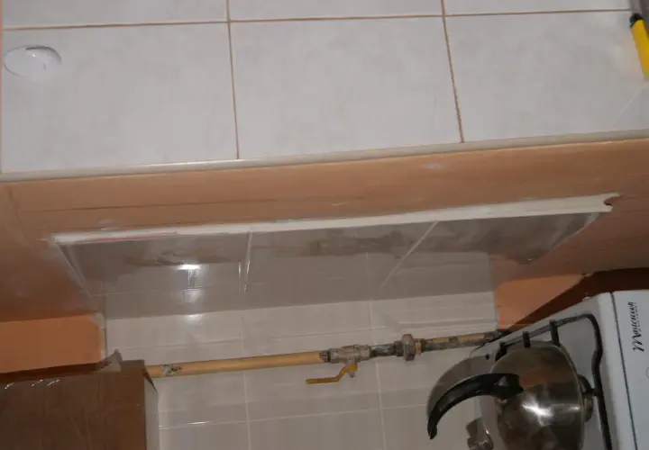 Instalacja gazowa przy kuchence. Pytanie, czy rury gazowe można zabudować, jest kluczowe dla estetyki i bezpieczeństwa.