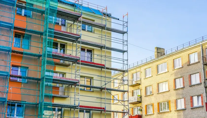 Remontowane bloki mieszkalne z rusztowaniami. Czy balkon to część wspólna? Na jednym z nich widać nawet pranie.