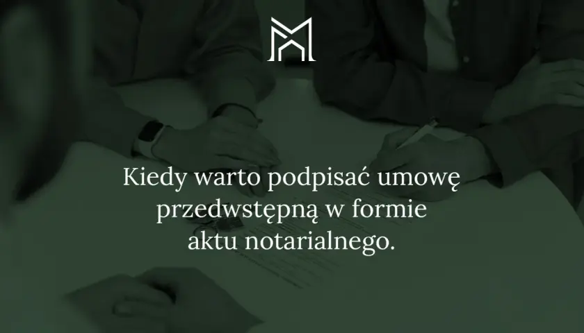 Ludzie podpisują umowę przedwstępną u notariusza. Dowiedz się, ile kosztuje umowa przedwstępna u notariusza i kiedy warto ją zawrzeć.