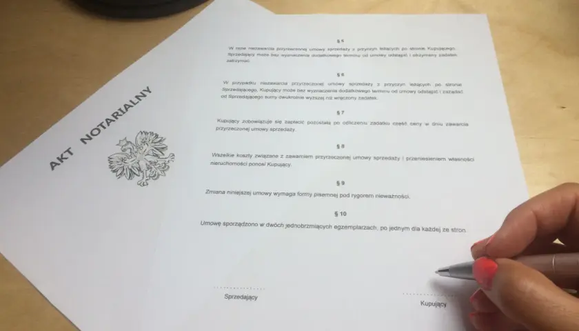 Wzór umowy przedwstępnej bez notariusza. Dokument zawiera paragrafy dotyczące sprzedaży, zadatku i kosztów.