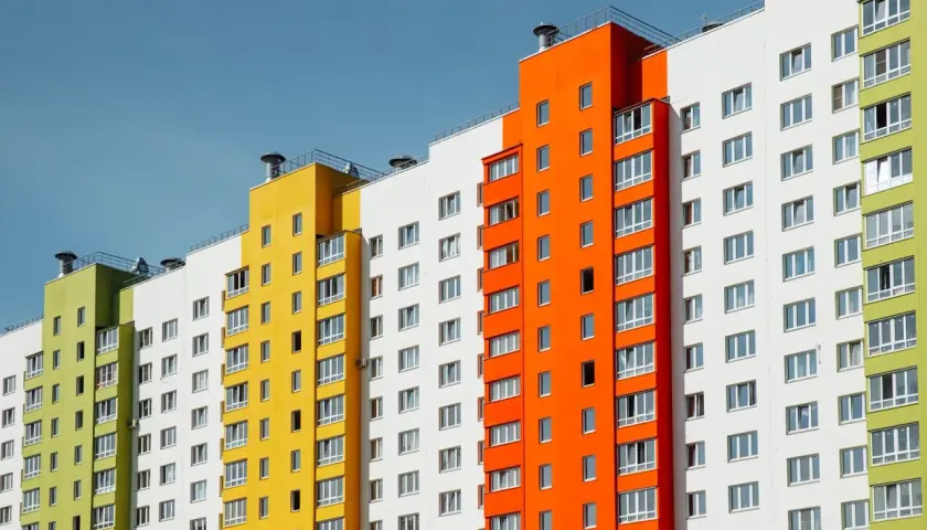 Kolorowy blok mieszkalny. Spółdzielnia mieszkaniowa dba o obowiązki wobec lokatorów, zapewniając im komfortowe warunki.