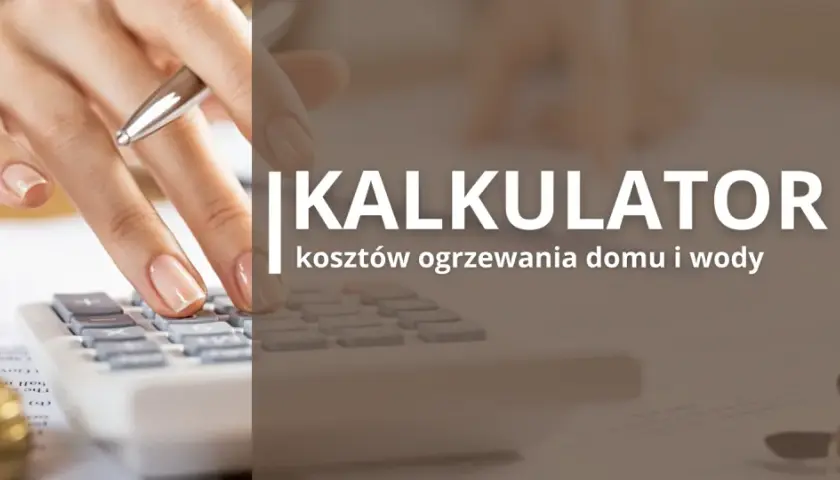 Dłoń z długopisem na kalkulatorze, stos monet i tekst "Kalkulator kosztów ogrzewania domu i wody". Dowiedz się, jak obliczyć zużycie ciepła w mieszkaniu.