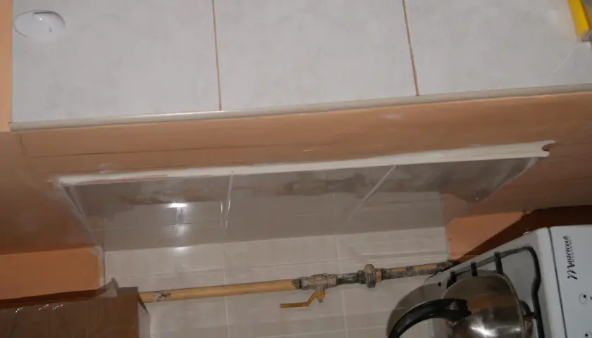 Instalacja gazowa przy kuchence. Pytanie, czy rury gazowe można zabudować, jest kluczowe dla estetyki i bezpieczeństwa.
