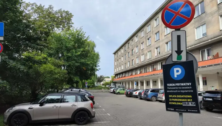 Znak informuje o podziale miejsca parkingowego we wspólnocie mieszkaniowej. Teren prywatny, parkowanie płatne.