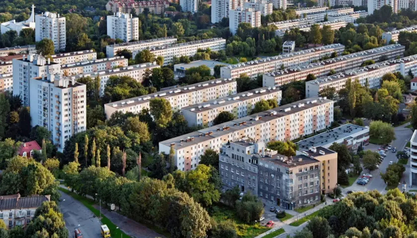 Osiedle bloków mieszkalnych z zielenią. Pytanie: czy mieszkanie spółdzielcze własnościowe można sprzedać?