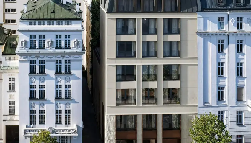 Eleganckie kamienice w mieście. Zastanawiasz się, ile kosztuje metr kwadratowy mieszkania w bloku w takiej okolicy?