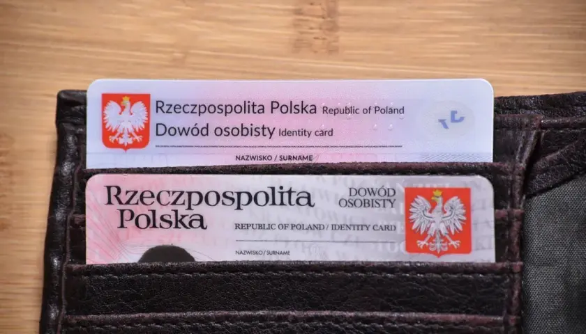 Dwa polskie dowody osobiste w portfelu. Czy istnieje obowiązek meldunkowy? Dowody potwierdzają tożsamość.
