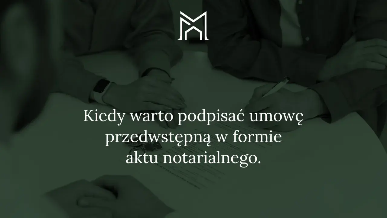 Ludzie podpisują umowę przedwstępną u notariusza. Dowiedz się, ile kosztuje umowa przedwstępna u notariusza i kiedy warto ją zawrzeć.