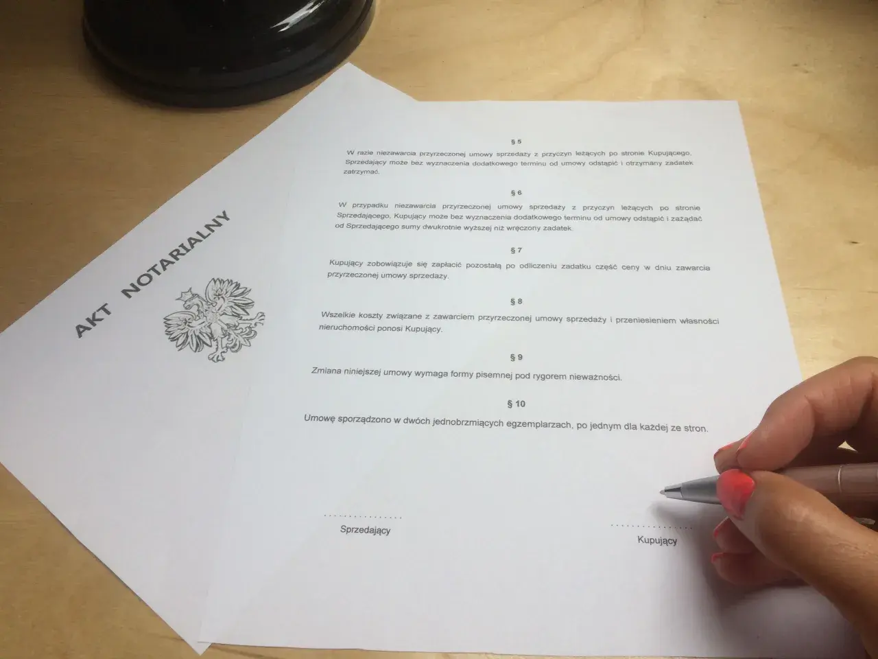Wzór umowy przedwstępnej bez notariusza. Dokument zawiera paragrafy dotyczące sprzedaży, zadatku i kosztów.