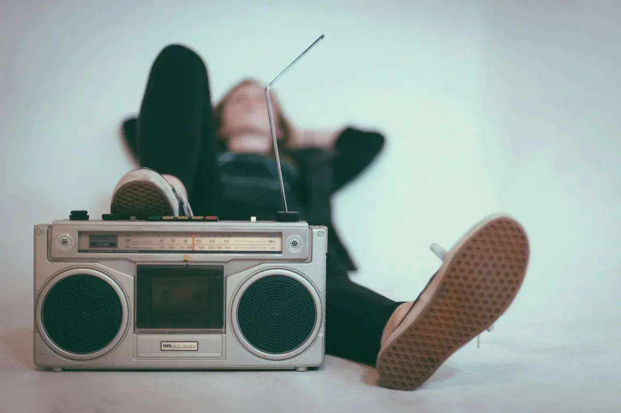 Jak głośno można słuchać muzyki w bloku bez zakłócania spokoju?
