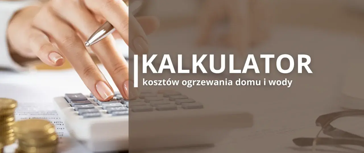 Dłoń z długopisem na kalkulatorze, stos monet i tekst "Kalkulator kosztów ogrzewania domu i wody". Dowiedz się, jak obliczyć zużycie ciepła w mieszkaniu.