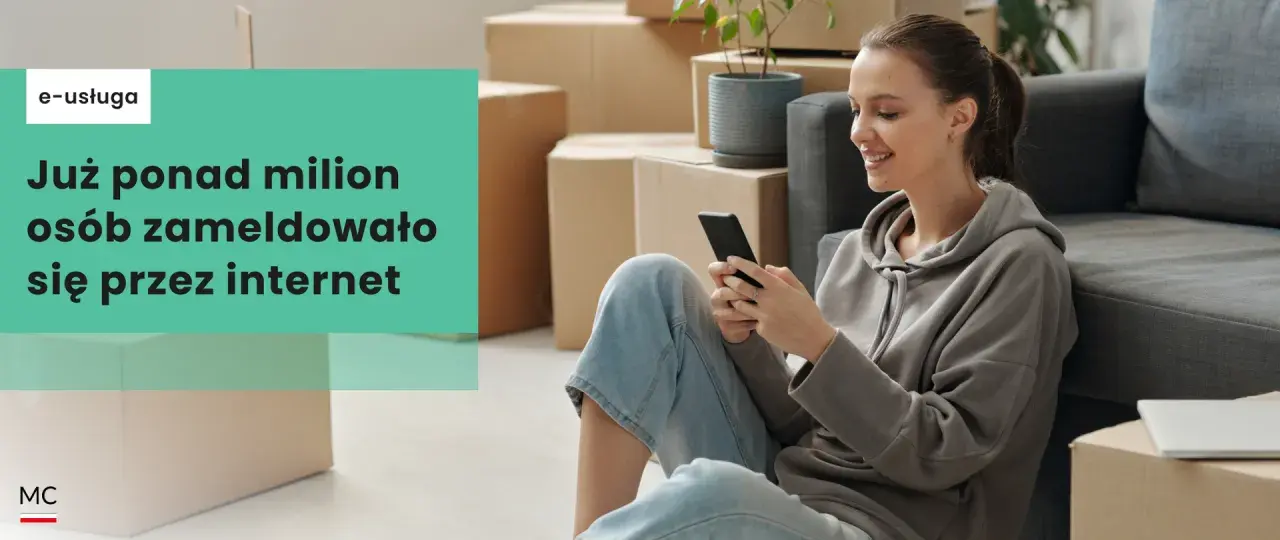 Kobieta sprawdza na telefonie, jak sprawdzić gdzie jestem zameldowana. Ponad milion osób zameldowało się przez internet.