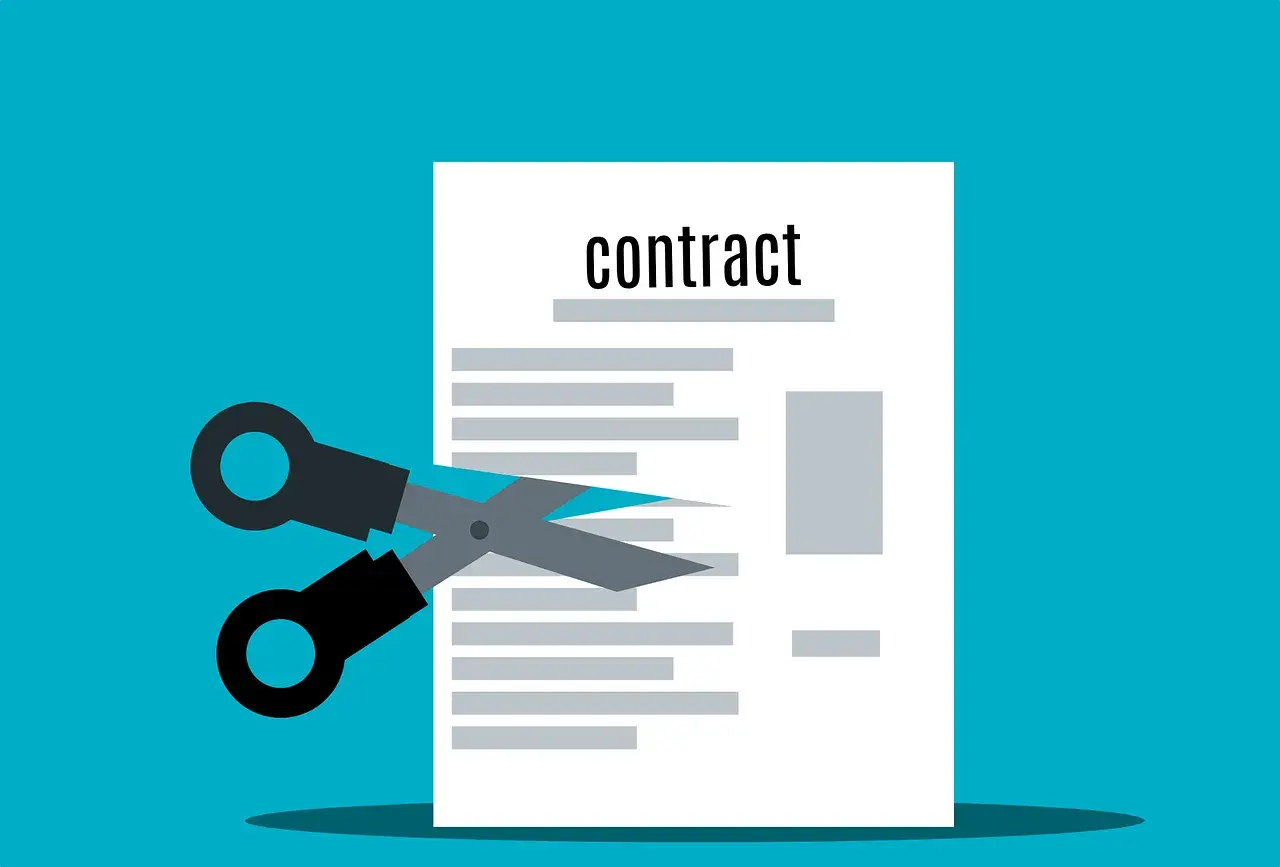 Nożyczki przecinają dokument z napisem "contract". To symbol wypowiedzenia umowy najmu wzór przez najemcę.