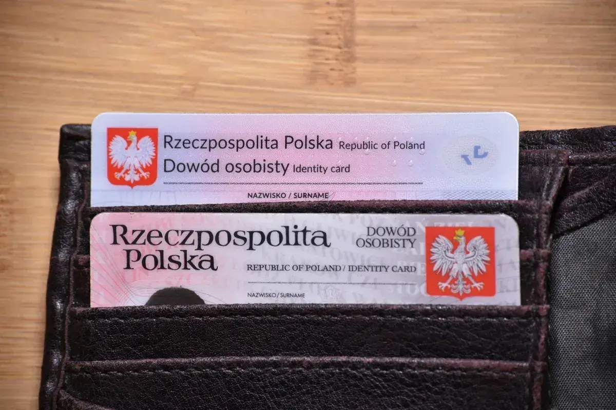 Dwa polskie dowody osobiste w portfelu. Czy istnieje obowiązek meldunkowy? Dowody potwierdzają tożsamość.