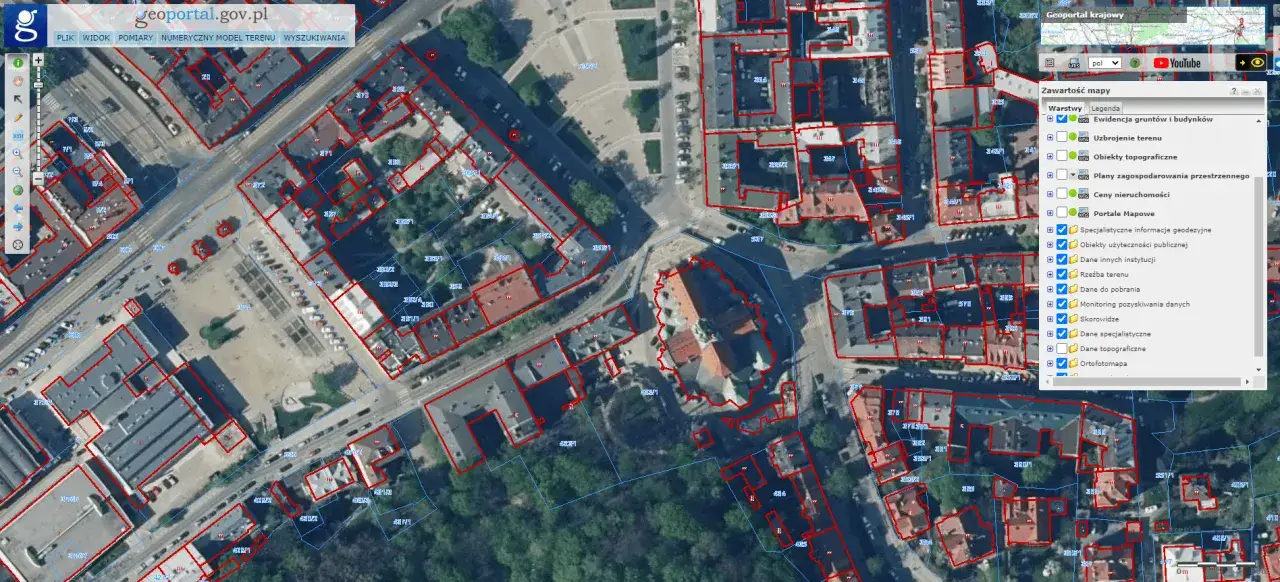 Na mapie Geoportalu widać działki z numerami. Aby sprawdzić numer księgi wieczystej działki, należy kliknąć na wybraną działkę.