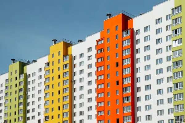 Kolorowy blok mieszkalny. Spółdzielnia mieszkaniowa dba o obowiązki wobec lokatorów, zapewniając im komfortowe warunki.